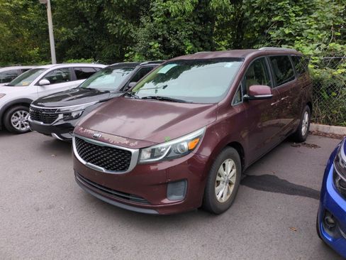 Used 2017 Kia Sedona LX w/ LX Essentials Premium Package FWD image 3