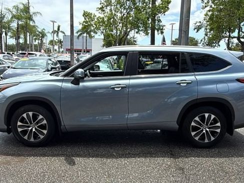Used 2023 Toyota Highlander XLE FWD image 4