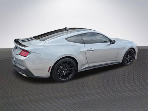 Used 2025 Ford Mustang Coupe RWD image 4