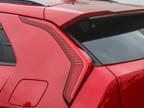 Certified 2025 Kia Niro EX FWD image 11