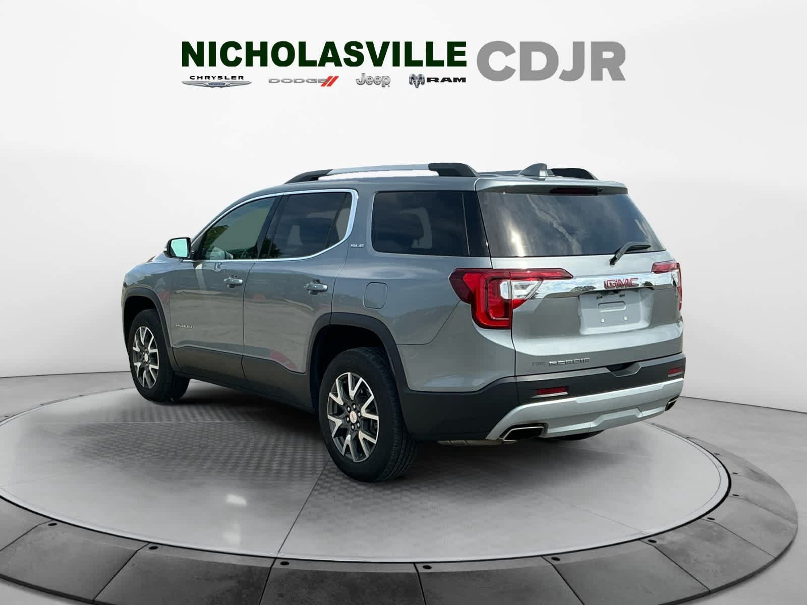 Used 2023 GMC Acadia SLE w/ Driver Convenience Package FWD image 3