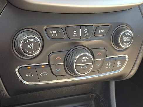 Used 2016 Jeep Cherokee Latitude w/ Comfort/Convenience Group AWD/4WD image 16