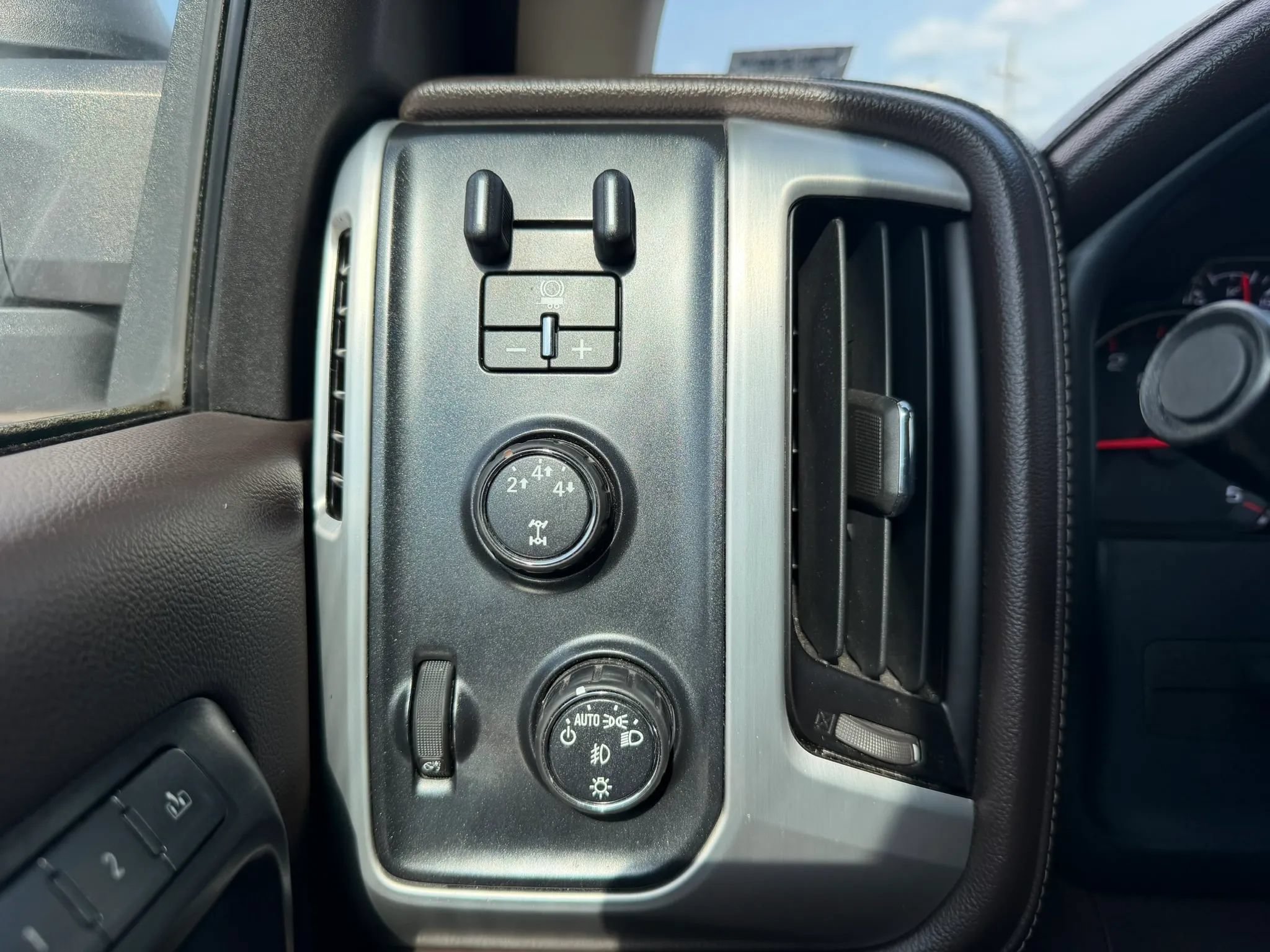 Used 2015 GMC Sierra 2500 SLT w/ Duramax Plus Package AWD/4WD image 18