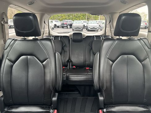 Used 2023 Chrysler Pacifica Touring-L image 16