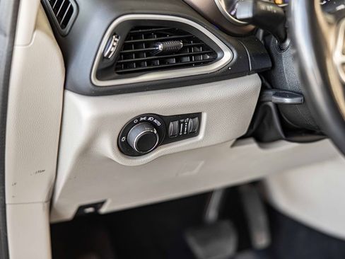 Used 2022 Chrysler Voyager LX image 21