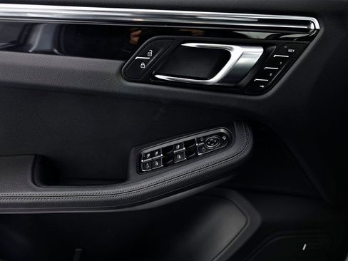 Certified 2025 Porsche Macan AWD/4WD image 19