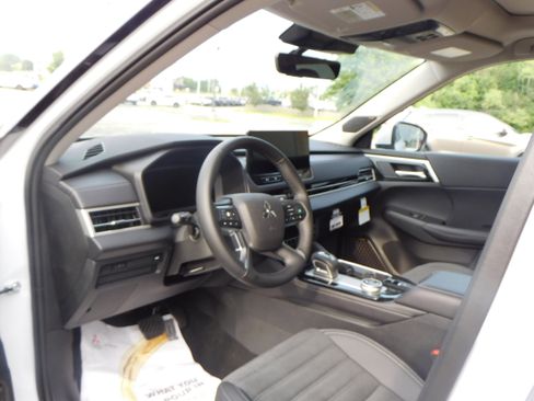 New 2025 Mitsubishi Outlander SE image 12