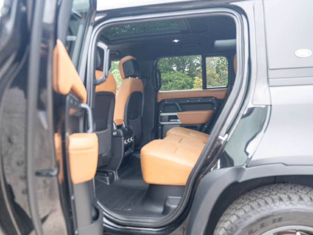 Used 2024 Land Rover Defender 110 SE AWD/4WD image 34