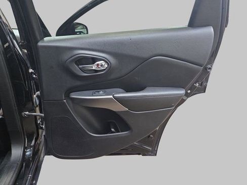 Used 2019 Jeep Cherokee Latitude w/ Cold Weather Group image 13