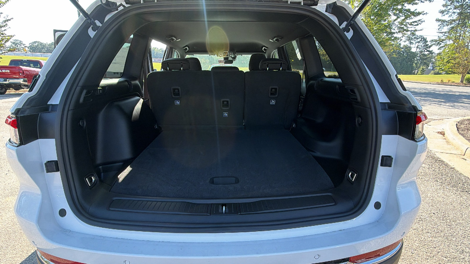 New 2027 Jeep Grand Cherokee Laredo RWD image 13