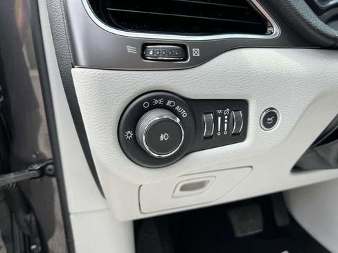 Used 2019 Jeep Cherokee Limited image 18