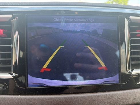 Used 2017 Chrysler Pacifica Touring w/ Tire & Wheel Group FWD image 10