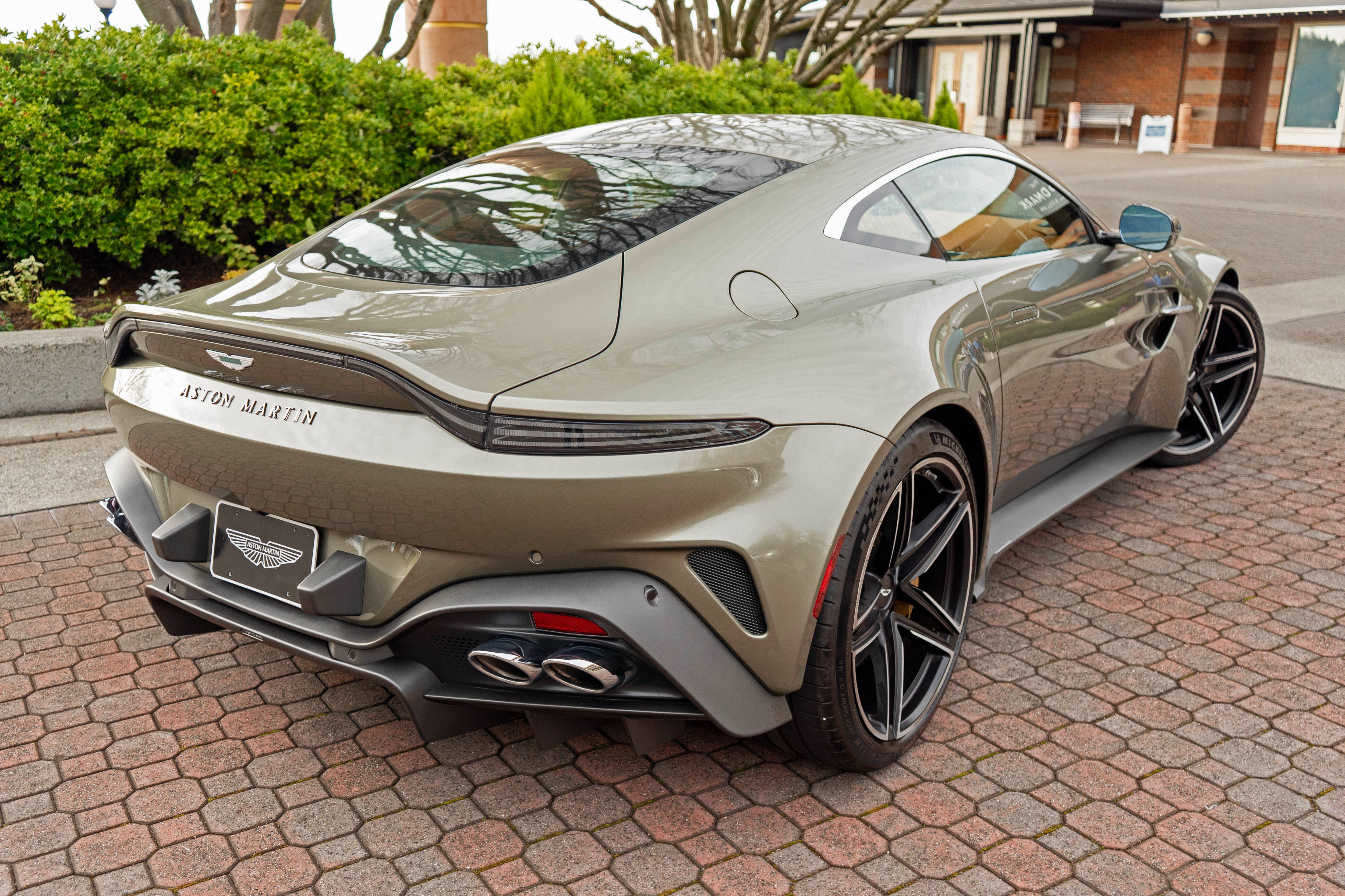 Used 2025 Aston Martin V8 Vantage Coupe RWD image 38