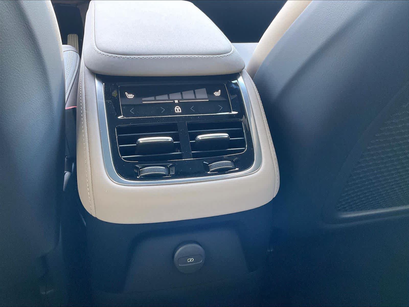 New 2027 Volvo XC90 T8 Plus AWD/4WD image 16
