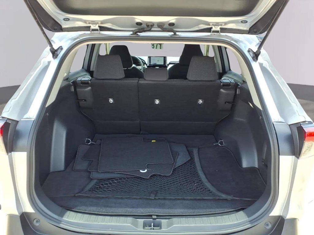 Used 2025 Toyota RAV4 LE AWD/4WD image 9