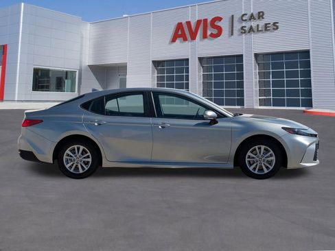 Used 2025 Toyota Camry SE image 5