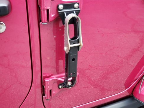 Used 2021 Jeep Wrangler Unlimited Rubicon w/ Xtreme Recon 35" Tire Package image 11