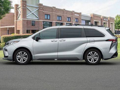 Used 2022 Toyota Sienna XSE AWD/4WD image 8