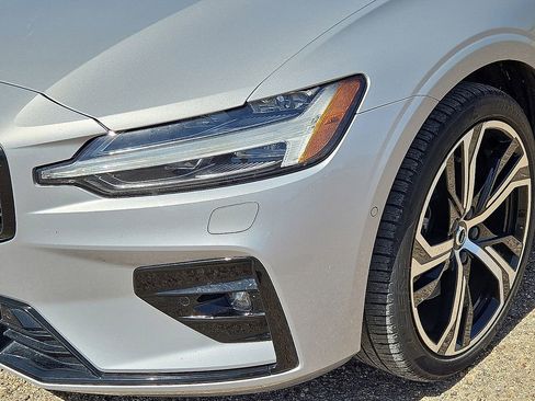 Used 2024 Volvo S60 B5 Plus image 10