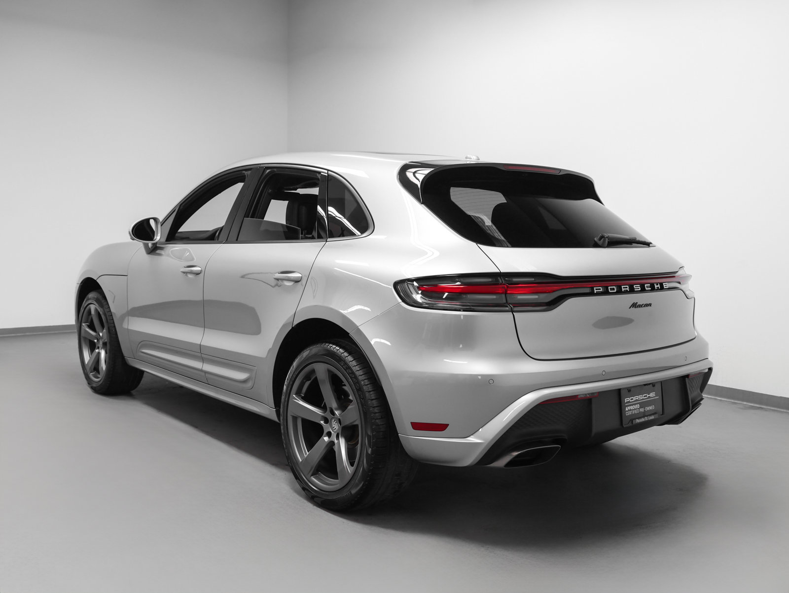 Certified 2023 Porsche Macan AWD/4WD image 3
