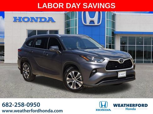 Used 2022 Toyota Highlander XLE FWD image 1