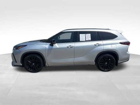 Used 2024 Toyota Highlander XSE FWD image 2