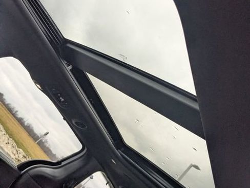 Used 2025 Chrysler Pacifica Limited image 18