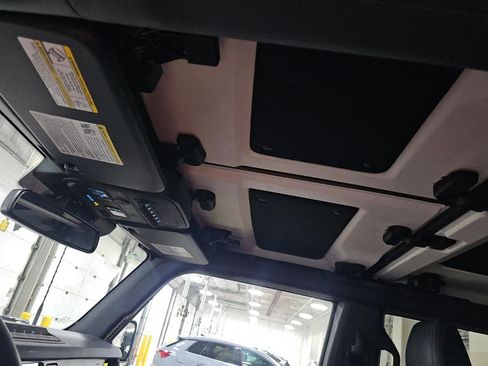 Used 2025 Ford Bronco Badlands image 19