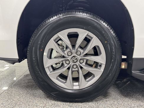 Used 2025 Toyota Sienna LE image 8