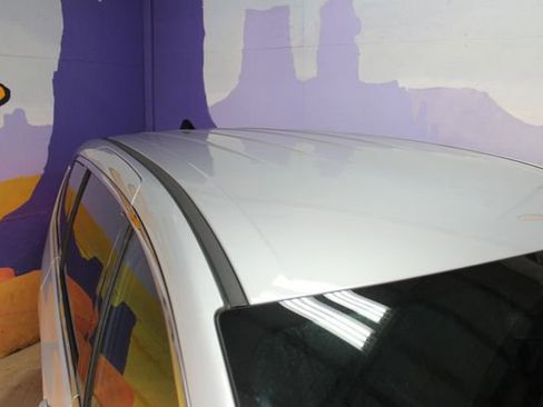 Used 2023 Chrysler Pacifica Touring FWD image 5