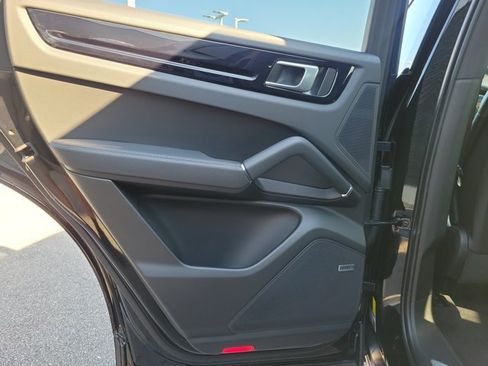 Certified 2023 Porsche Cayenne AWD/4WD image 21
