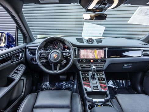 Certified 2026 Porsche Macan AWD/4WD image 11