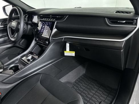 Used 2025 Jeep Grand Cherokee L Laredo RWD image 30
