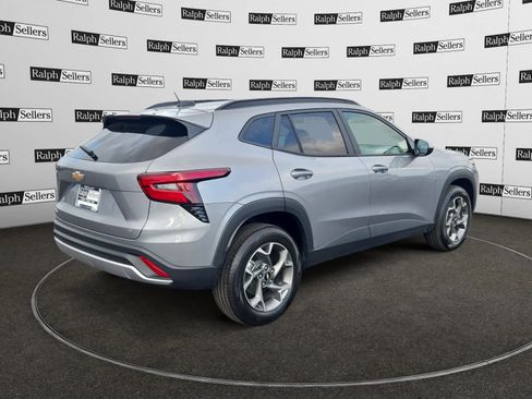 Used 2025 Chevrolet Trax LT w/ LT Convenience Package image 6