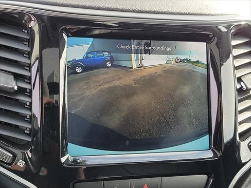 Used 2020 Jeep Cherokee Limited image 19