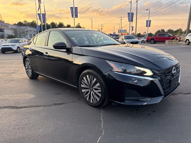 Used 2025 Nissan Altima 2.5 SV FWD image 3