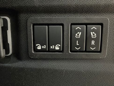 Used 2023 GMC Yukon Denali Ultimate AWD/4WD image 29