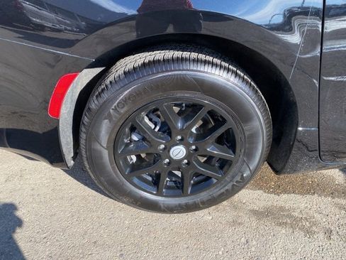 Used 2026 Chrysler Pacifica Select image 13