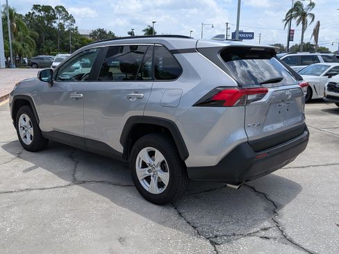 Used 2021 Toyota RAV4 XLE w/ Convenience Package FWD image 5