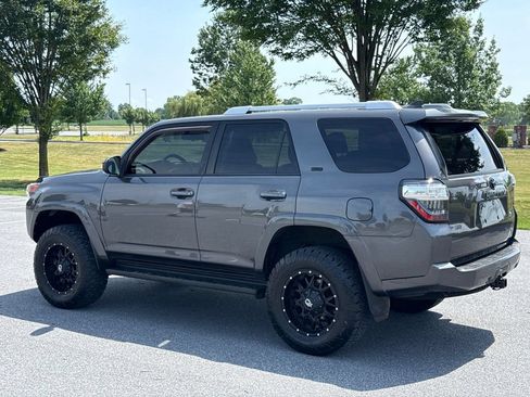 Used 2018 Toyota 4Runner SR5 AWD/4WD image 6