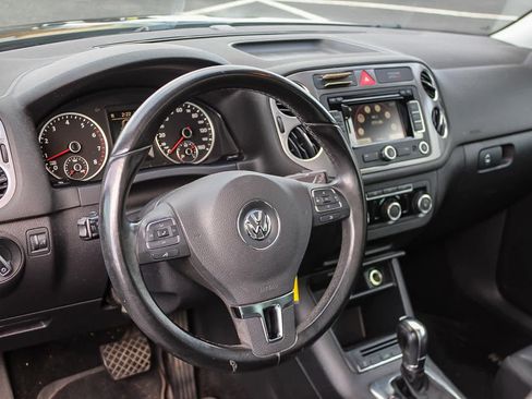 Used 2011 Volkswagen Tiguan SE image 24