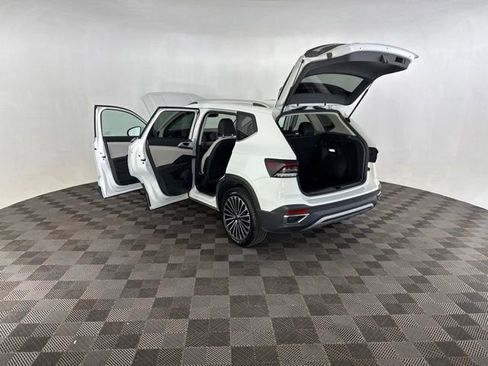 Used 2025 Volkswagen Taos SE FWD image 16