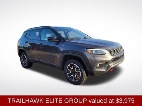 Used 2024 Jeep Compass Trailhawk w/ Trailhawk Elite Group image 13