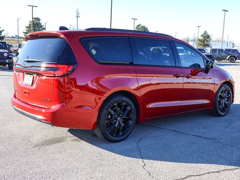 New 2026 Chrysler Pacifica Limited w/ Uconnect Theater Family Group image 5