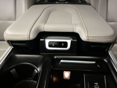 Used 2025 Ford Expedition Active RWD image 18
