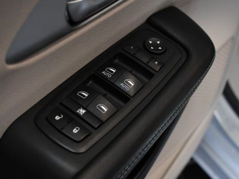 Used 2017 Chrysler Pacifica Touring Plus FWD image 21
