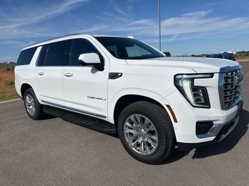 Used 2025 GMC Yukon XL Denali image 2