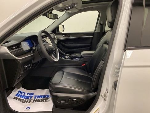 Used 2023 Jeep Grand Cherokee Limited w/ Black Appearance Package AWD/4WD image 9