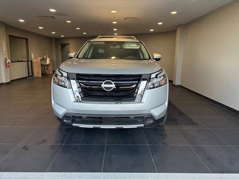 Used 2024 Nissan Pathfinder SL image 2