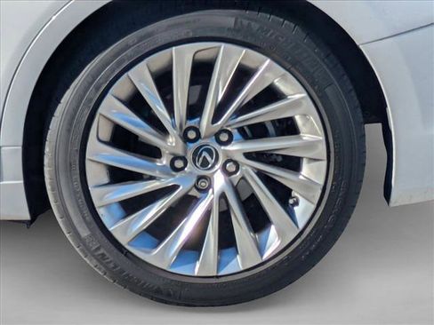 Used 2022 Lexus ES 300h Ultra Luxury image 14